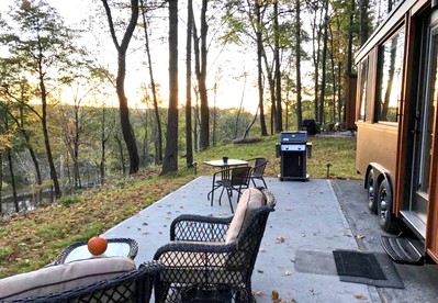 Romantic Tiny House for a Couples Getaway near Albany, New York - South Cairo, New York - glamping.directory