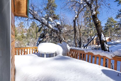 Family-Friendly Cabin with Foosball Table and Cozy Interior in California - Moonridge, California - glamping.directory