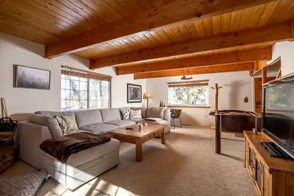 Family-Friendly Cabin with Foosball Table and Cozy Interior in California - Moonridge, California - glamping.directory