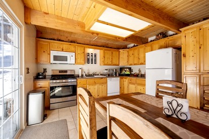 Family-Friendly Cabin with Foosball Table and Cozy Interior in California - Moonridge, California - glamping.directory