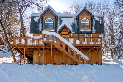 Family-Friendly Cabin with Foosball Table and Cozy Interior in California - glamping.directory