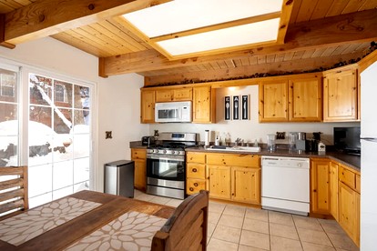 Family-Friendly Cabin with Foosball Table and Cozy Interior in California - Moonridge, California - glamping.directory