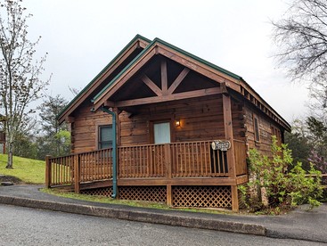 Wooden Rural Cabin Great for a Tiny Escape in Pigeon Forge, Tennessee - glamping.directory