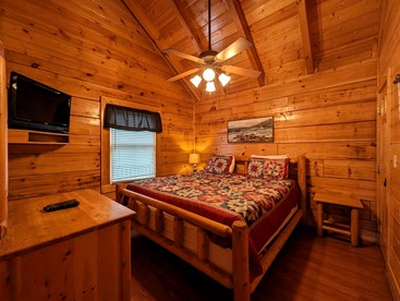 Wooden Rural Cabin Great for a Tiny Escape in Pigeon Forge, Tennessee - Pigeon Forge, Tennessee - glamping.directory