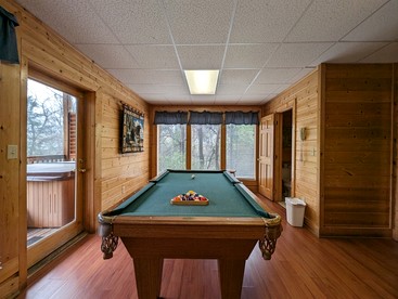 Wooden Rural Cabin Great for a Tiny Escape in Pigeon Forge, Tennessee - Pigeon Forge, Tennessee - glamping.directory