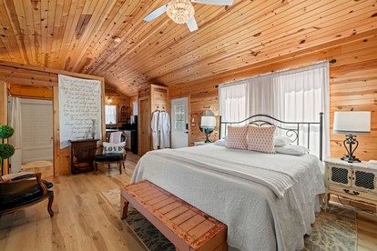 Lovely Cabin Rental in Fredericksburg with a Hot Tub - Fredericksburg, Texas - glamping.directory