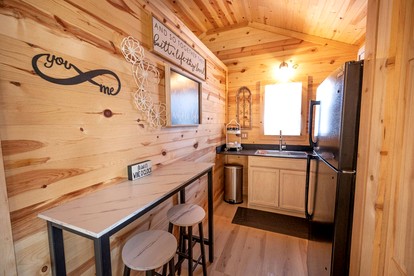 Lovely Cabin Rental in Fredericksburg with a Hot Tub - Fredericksburg, Texas - glamping.directory