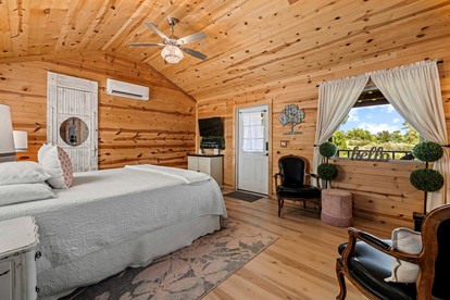 Lovely Cabin Rental in Fredericksburg with a Hot Tub - Fredericksburg, Texas - glamping.directory