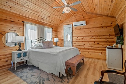 Lovely Cabin Rental in Fredericksburg with a Hot Tub - Fredericksburg, Texas - glamping.directory