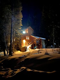 Secluded and Rustic Mountain Cabin near Bear Lake in Bear Valley, California - Bear Valley , California - glamping.directory