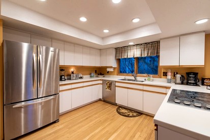 Spectacular Mountain Retreat: Big Cabin with Spa & Pool Table in Big Bear, California - Big Bear Lake, California - glamping.directory