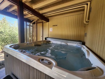 Spectacular Mountain Retreat: Big Cabin with Spa & Pool Table in Big Bear, California - Big Bear Lake, California - glamping.directory