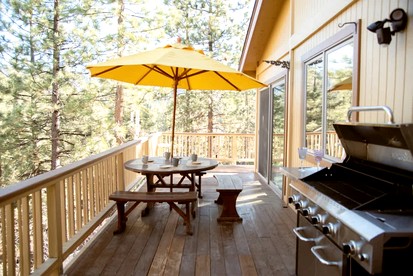 Spectacular Mountain Retreat: Big Cabin with Spa & Pool Table in Big Bear, California - Big Bear Lake, California - glamping.directory