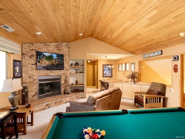 Spectacular Mountain Retreat: Big Cabin with Spa & Pool Table in Big Bear, California - Big Bear Lake, California - glamping.directory