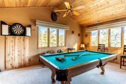 Spectacular Mountain Retreat: Big Cabin with Spa & Pool Table in Big Bear, California - Big Bear Lake, California - glamping.directory