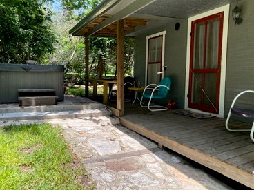 Lovely Creekside Vacation Rental for a Country Honeymoon in Fredericksburg, Texas - Fredericksburg, Texas - glamping.directory