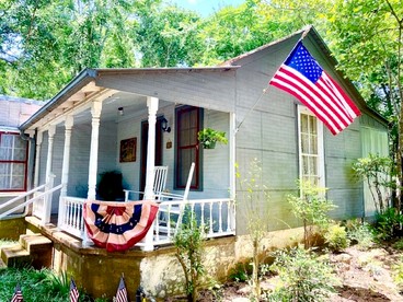 Lovely Creekside Vacation Rental for a Country Honeymoon in Fredericksburg, Texas - glamping.directory