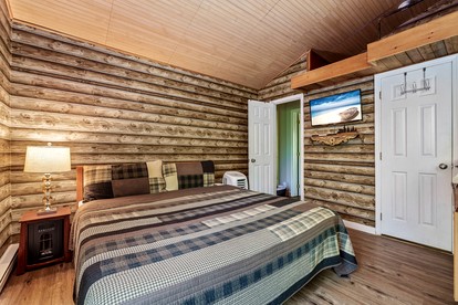 Tranquil Cabin Surrounded by Nature Perfect for Families with Hot-Tub in Sevierville, Tennessee - Gatlinburg, Tennessee - glamping.directory