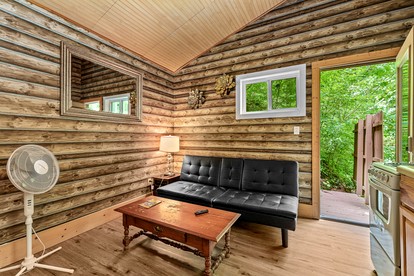 Tranquil Cabin Surrounded by Nature Perfect for Families with Hot-Tub in Sevierville, Tennessee - Gatlinburg, Tennessee - glamping.directory