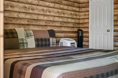Tranquil Cabin Surrounded by Nature Perfect for Families with Hot-Tub in Sevierville, Tennessee - Gatlinburg, Tennessee - glamping.directory