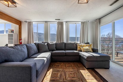 Stunning Contemporary Vacation Rental Overlooking the Columbia Gorge River in Lyle, Washington - Lyle, Washington - glamping.directory