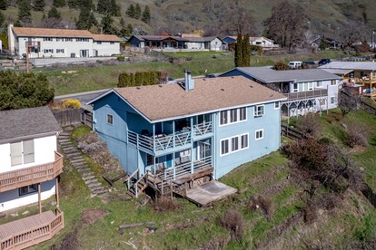 Stunning Contemporary Vacation Rental Overlooking the Columbia Gorge River in Lyle, Washington - glamping.directory