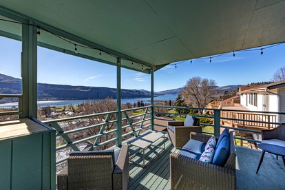 Stunning Contemporary Vacation Rental Overlooking the Columbia Gorge River in Lyle, Washington - Lyle, Washington - glamping.directory