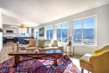 Stunning Contemporary Vacation Rental Overlooking the Columbia Gorge River in Lyle, Washington - Lyle, Washington - glamping.directory