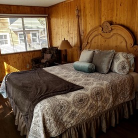 Pet Friendly Cabin with a Shared, Outdoor Pool near Big Bear Lake, California - Big Bear Lake, California - glamping.directory