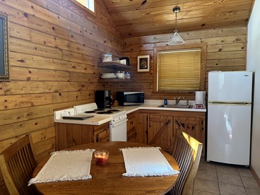 Cozy Cabin with Indoor Jacuzzi Great for Couples in Arkansas - Eureka Springs, Arkansas - glamping.directory