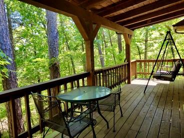 Cozy Cabin with Indoor Jacuzzi Great for Couples in Arkansas - Eureka Springs, Arkansas - glamping.directory