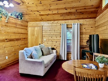 Cozy Cabin with Indoor Jacuzzi Great for Couples in Arkansas - Eureka Springs, Arkansas - glamping.directory