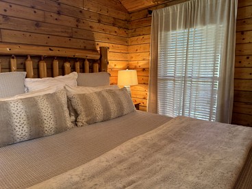 Cozy Cabin with Indoor Jacuzzi Great for Couples in Arkansas - Eureka Springs, Arkansas - glamping.directory