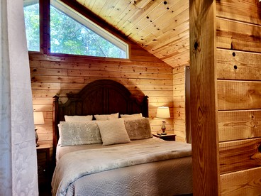 Cozy Cabin with Indoor Jacuzzi Great for Couples in Arkansas - Eureka Springs, Arkansas - glamping.directory