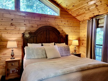 Cozy Cabin with Indoor Jacuzzi Great for Couples in Arkansas - Eureka Springs, Arkansas - glamping.directory