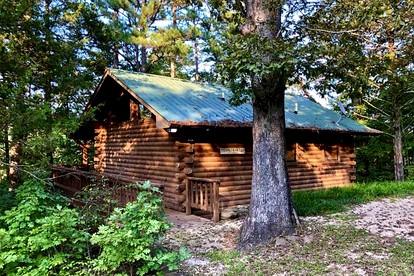 Cozy Cabin with Indoor Jacuzzi Great for Couples in Arkansas - Eureka Springs, Arkansas - glamping.directory