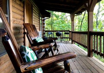 Cozy Cabin with Indoor Jacuzzi Great for Couples in Arkansas - Eureka Springs, Arkansas - glamping.directory