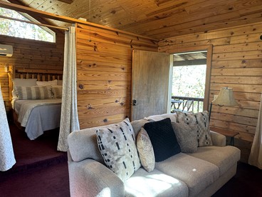 Cozy Cabin with Indoor Jacuzzi Great for Couples in Arkansas - Eureka Springs, Arkansas - glamping.directory