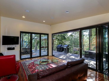Stunning and Secluded Lakeside Getaway in the Grass Valley of California - Grass Valley, California - glamping.directory