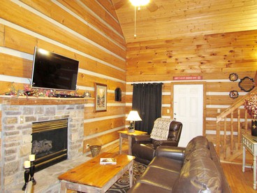 Traditional Woodland Cabin Rental with a Hot Tub in Gatlinburg, Tennessee - Gatlinburg, Tennessee - glamping.directory