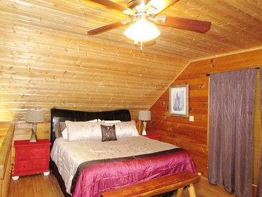 Traditional Woodland Cabin Rental with a Hot Tub in Gatlinburg, Tennessee - Gatlinburg, Tennessee - glamping.directory