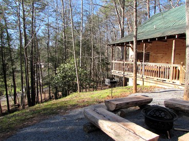 Traditional Woodland Cabin Rental with a Hot Tub in Gatlinburg, Tennessee - Gatlinburg, Tennessee - glamping.directory