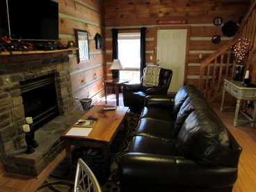 Traditional Woodland Cabin Rental with a Hot Tub in Gatlinburg, Tennessee - Gatlinburg, Tennessee - glamping.directory
