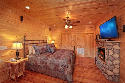 Romantic Gatlinburg Cabin Rental for a Vacation in Tennessee - Gatlinburg, Tennessee - glamping.directory