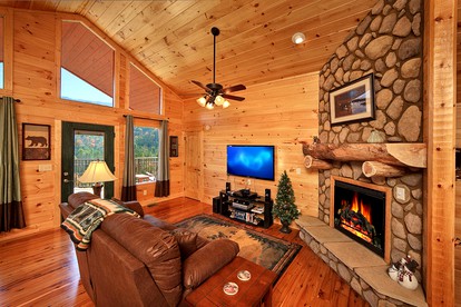Romantic Gatlinburg Cabin Rental for a Vacation in Tennessee - Gatlinburg, Tennessee - glamping.directory