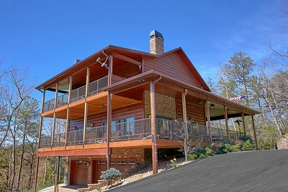 Romantic Gatlinburg Cabin Rental for a Vacation in Tennessee - Gatlinburg, Tennessee - glamping.directory