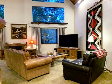 Luxury Hilltop Cabin Rental with Hot Tub Overlooking Forest in Flagstaff, Arizona - Flagstaff, Arizona - glamping.directory