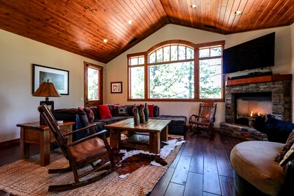 Majestic Mountain Escape: Elegant Home with Private Jacuzzi in Mammoth Lakes - Mammoth Lakes, California - glamping.directory