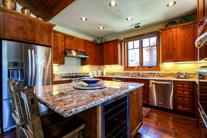 Majestic Mountain Escape: Elegant Home with Private Jacuzzi in Mammoth Lakes - Mammoth Lakes, California - glamping.directory