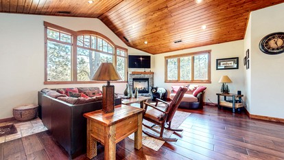 Majestic Mountain Escape: Elegant Home with Private Jacuzzi in Mammoth Lakes - Mammoth Lakes, California - glamping.directory